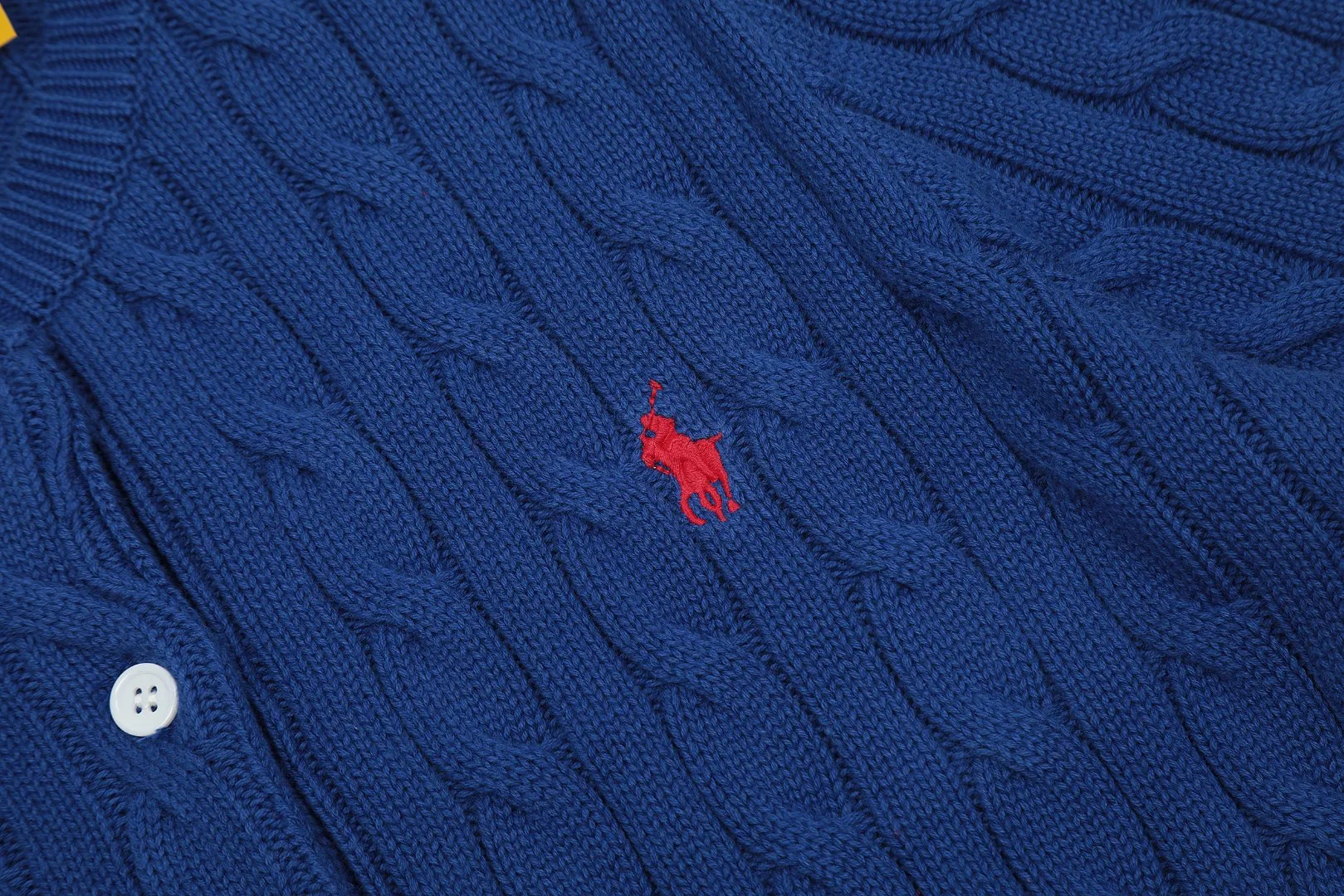 🅿️176 "Top quality" Style number: DS021# (not off the shelves all year round) [Ralph Lauren round neck cardigan solid color pony embroidered logo knitted short sleeves] ✅Ralph Lauren classic basic versatile all-season cardigan knitted short sleeves ✅Main supplier platform live broadcast Wholesale entities Replenish when out of stock Not off the shelves ✅ZP quality 1:1 version Scan the code to enter the GF website Counter quality ✅Details and quality are the only one in Guangzhou. Imported quality cotton yarn, focusing on high-end, cost-effective. Needless to say good quality. ✅The version is restored to the original order. The maximum size can be worn up to 160 pounds. Loose, comfortable and stress-free.